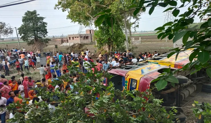 বেপরোয়া গতির জেরে ঘটল দুর্ঘটনা, বাস উল্টে জখম ২৫, মৃত ১