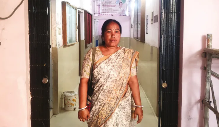 দুঃস্থ শিল্পী সঞ্জিতাকে আর্থিক অনুদান, ঋণেরও ব্যবস্থা করে দিল জেলা প্রশাসন