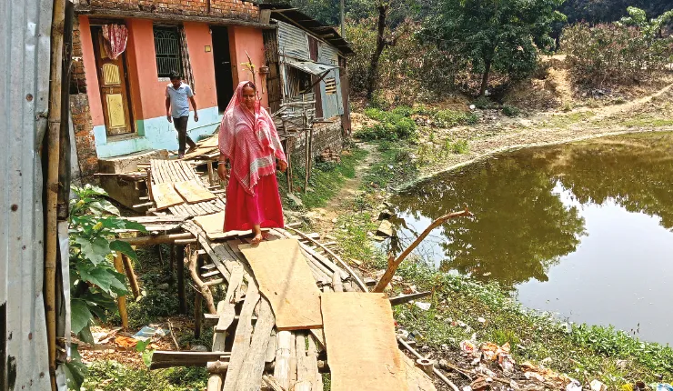 চার বছর আগে টেন্ডার হলেও রাস্তা হয়নি, ক্ষুব্ধ বাসিন্দারা