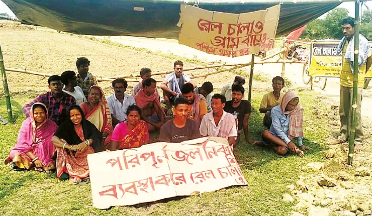 তারকেশ্বর-বিষ্ণুপুর রেলপ্রকল্পে নতুন জট গোঘাটে, অবস্থান বিক্ষোভে স্থানীয়রা