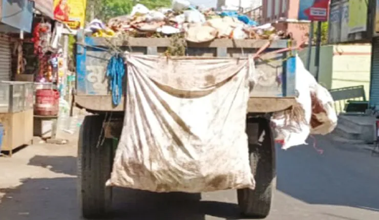 লালবাগে খোলা ট্রলিতে নিয়ে যাওয়া হচ্ছে জঞ্জাল