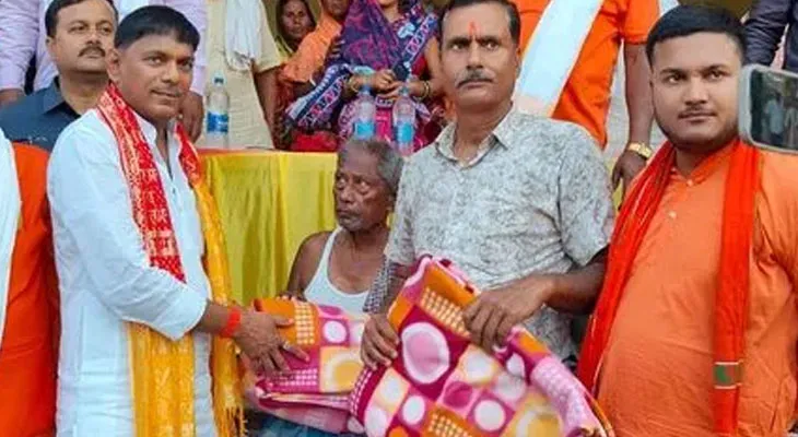 ৪০ ডিগ্রির গরমেও কম্বল বিলি বিহারের বিজেপি মন্ত্রীর!