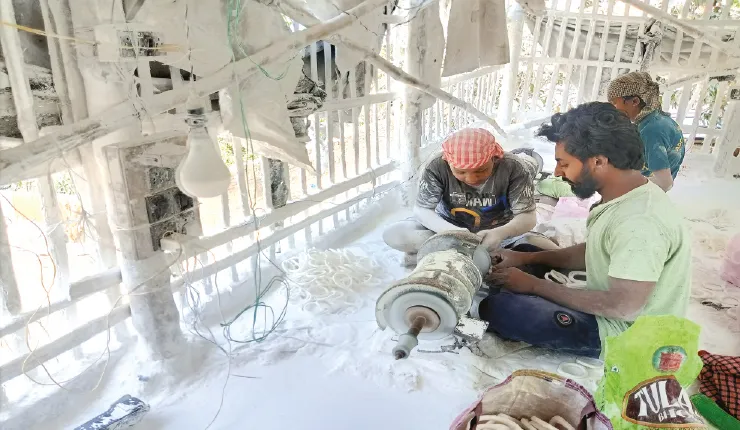 সুরক্ষা সরঞ্জাম ছাড়াই চলছে শাঁখ কাটা, নকশা তোলা, বাড়ছে রোগ ব্যধির বিপদ