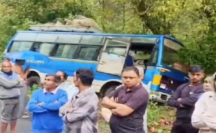 বাগরাকোটে সেনার গাড়ির মুখোমুখি পিকআপ ভ্যান, লাটাগুড়িতে জঙ্গলে বাস