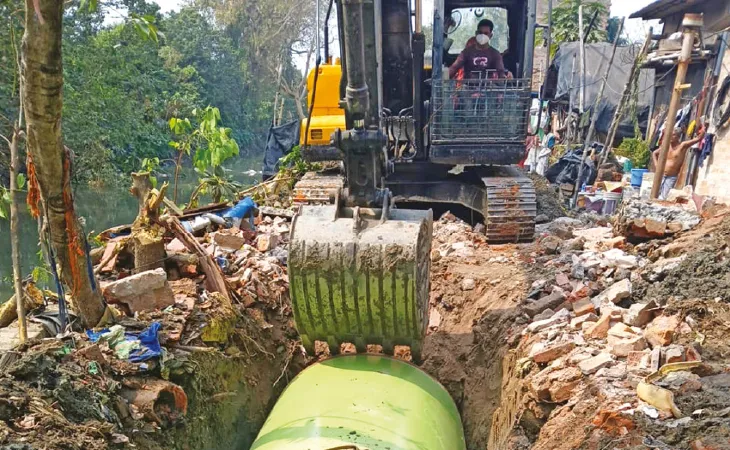 অম্রুত প্রকল্পের পাইপ বসানোর কাজ থমকে রাজপুর-সোনারপুর এলাকায়