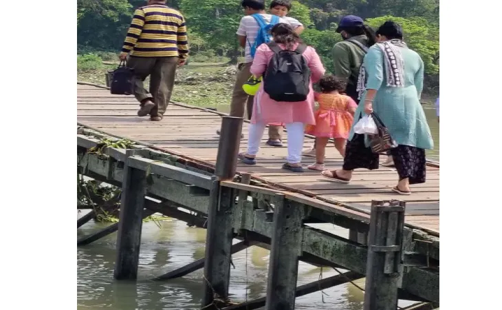 ধোবিঘাটে পড়ে আছে কংক্রিটের জেটি চলছে ভাঙা কাঠের সেতু দিয়ে পারাপার