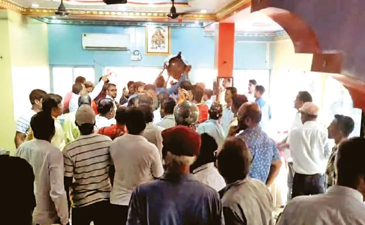 বিজেপির ঘরোয়া সম্মেলনে জেলার সহ সভাপতিকে ধাক্কা, মারধরের অভিযোগ