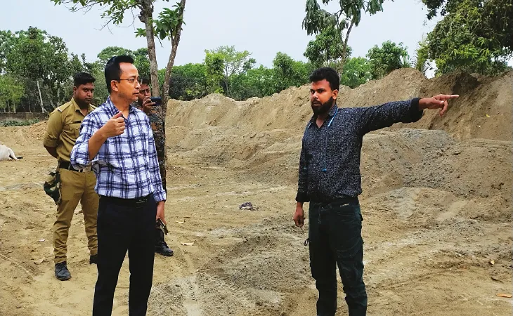 তৃণমূল পঞ্চায়েত সদস্যর স্বামীর বিরুদ্ধে অবৈধ বালি খাদান চালানোর অভিযোগ