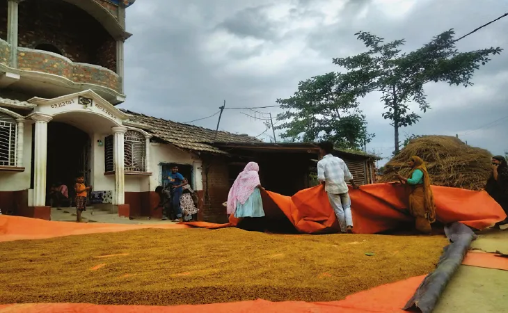 মেঘলা আকাশ ও মৃদুমন্দ বাতাসে স্বস্তি