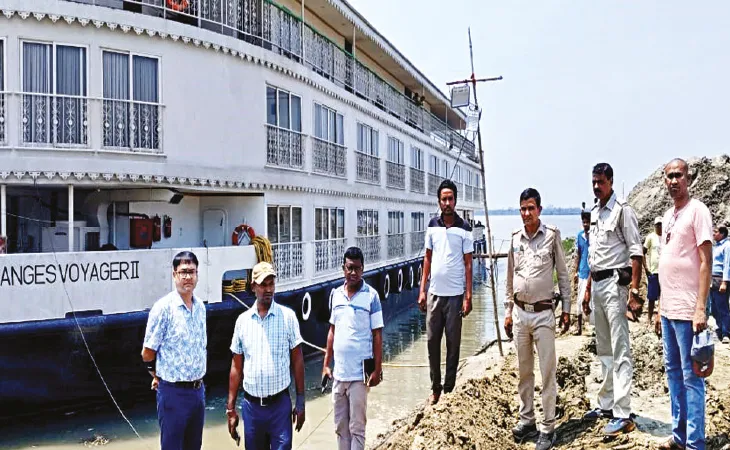 জাহাজ মেরামতি কারখানার কাজ বন্ধ করে দিল প্রশাসন
