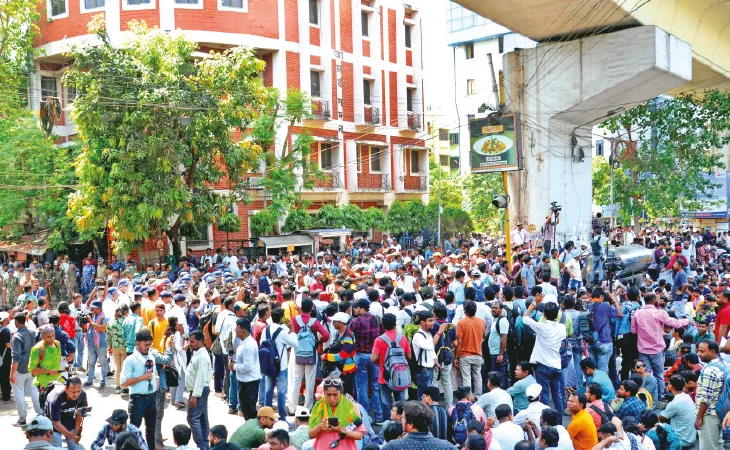 ২১ এপ্রিল ‘যোগ্য’ তালিকা প্রকাশ, আইনি পরামর্শ নিয়েই শিক্ষক-কর্মীদের পাশে দাঁড়ানোর বার্তা ব্রাত্যর