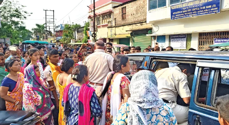 টাকা না পেয়ে নবদ্বীপের সমবায় ব্যাঙ্কের সামনে গ্রাহকদের বিক্ষোভ