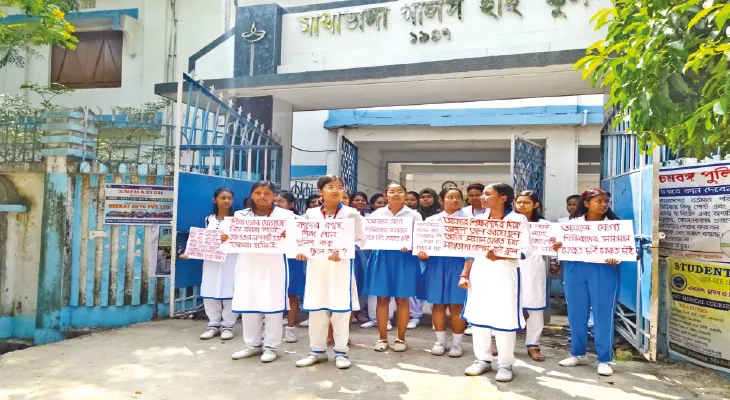 স্কুলের চাকরিহারা ছ’জন শিক্ষিকাকে ফিরিয়ে আনার দাবিতে বিক্ষোভ পড়ুয়াদের