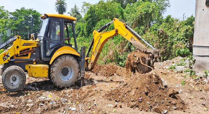 বর্ধমানে ভরাট হওয়া পুকুর থেকে মাটি তুলল পুরসভা