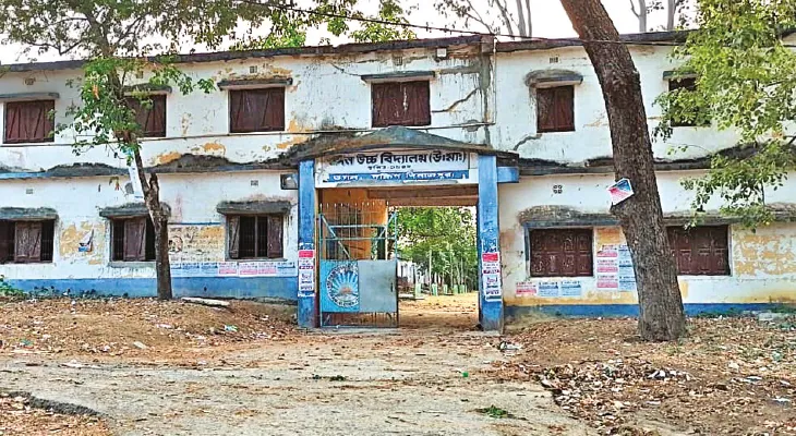 তপন হাইস্কুলে নেই কোনও গ্রুপ ডি কর্মী, ঘণ্টা বাজাচ্ছেন শিক্ষকরা