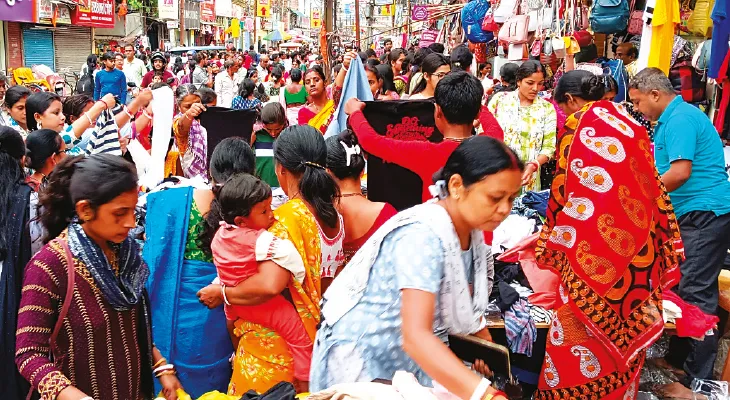 চাই নতুন জামা-শাড়ি, শেষ রবিবার চৈত্র সেলের বাজারে উপচে পড়া ভিড়