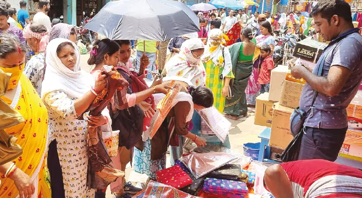 ছুটির দিনে চৈত্র সেলের বাজার জমজমাট, পুরুলিয়া, বাঁকুড়া, আরামবাগে খুশির হাওয়া
