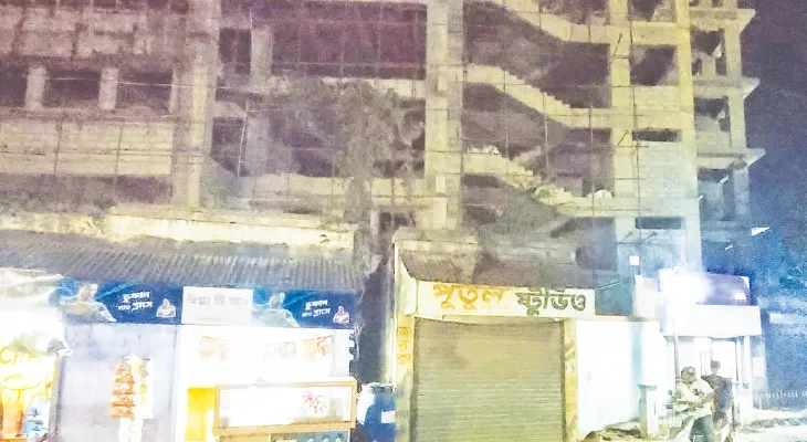 রানাঘাট কলেজের নির্মীয়মাণ বহুতল থেকে খসে পড়ল বিরাট লোহার পাইপ