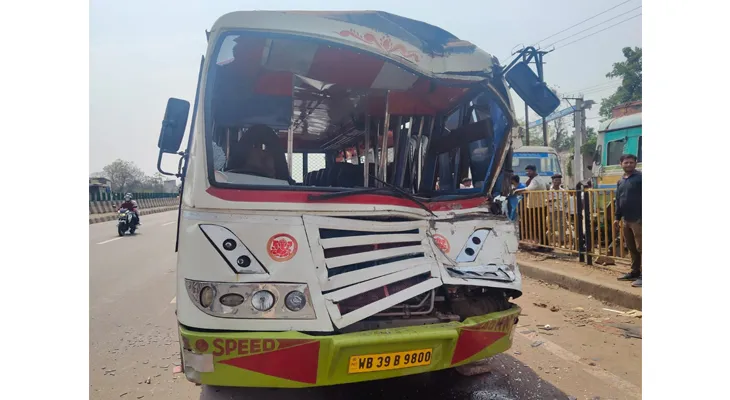 রানিগঞ্জে বাস দুর্ঘটনা, চালকসহ আহত ৭