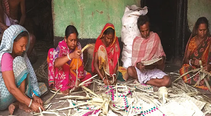 তীব্র গরমে তালপাতার পাখার চাহিদা তুঙ্গে ব্যস্ত কাটোয়ার বাগটোনা গ্রামের শিল্পীরা
