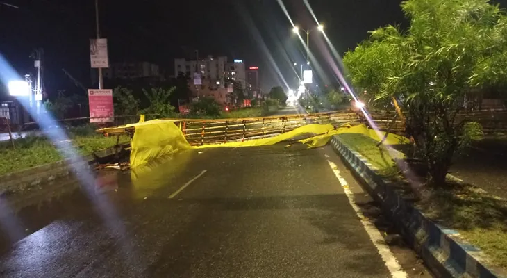 ঝড়ে বর্ধমান শহরের আালিশা বাসস্ট্যান্ডের কাছে জিটি রোডের উপর তোরণ ভেঙে পড়ল, যানজট