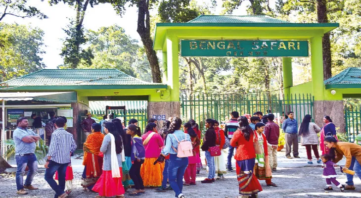 বর্ষশেষে ভিড়, সাপ্তাহিক ছুটির দিনেও খোলা বেঙ্গল সাফারি