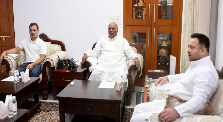 দিল্লিতে কংগ্রেস প্রেসিডেন্ট মল্লিকার্জুন খাড়্গের বাসভবনে বৈঠকে উপস্থিত তেজস্বী সহ আরজেডি নেতৃত্ব, রয়েছেন রাহুল গান্ধীও