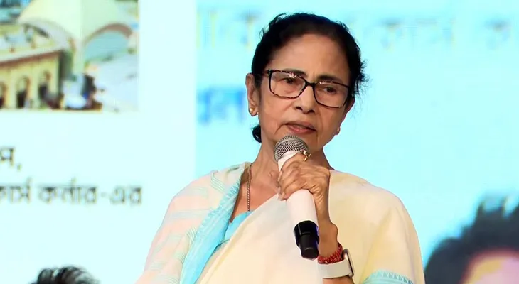 নেতাজি ইন্ডোর স্টেডিয়ামে ইমাম-বুদ্ধিজীবী সম্মেলনে মুখ্যমন্ত্রী মমতা বন্দ্যোপাধ্যায়