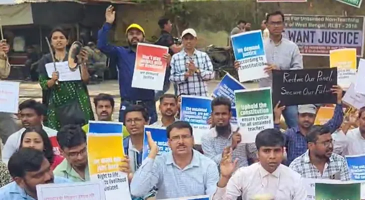 এসএসসি: দিল্লির যন্তরমন্তরে অবস্থান বিক্ষোভ শুরু বাংলার চাকরিহারা শিক্ষকদের একাংশের