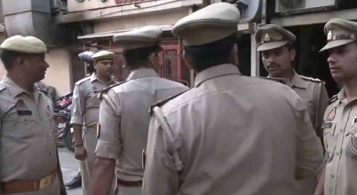 বারাণসীর প্যারেড কোঠি এলাকার একটি বাড়িতে মধুচক্র চালানোর অভিযোগ, পুলিসের হানা
