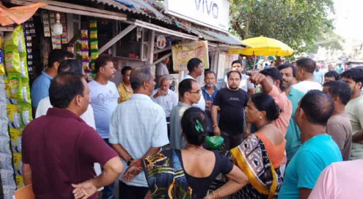দখল হটানোর নোটিস ছিঁড়ে দিলেন ব্যবসায়ীরা, ক্ষোভের মুখে পুরকর্মীরা