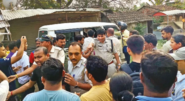 হেরোইনের কারবারি মহিলাকে গ্রেপ্তারের দাবি