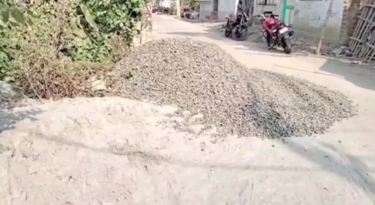 তৃণমূল নেতাদের বাধা, বারাসতে থমকে গেল ঢালাই রাস্তার কাজ