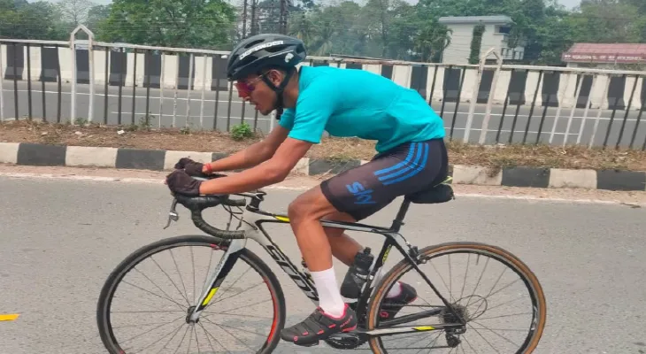 সাইকেল চালিয়ে বিশ্বজয়ের স্বপ্ন বাগডোগরার গৌরবের