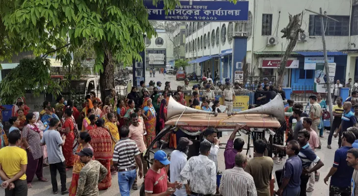 পুরসভার সঙ্গে ন’বার বৈঠকেও বাড়েনি বেতন, জেলাশাসকের দ্বারস্থ সাফাইকর্মীরা