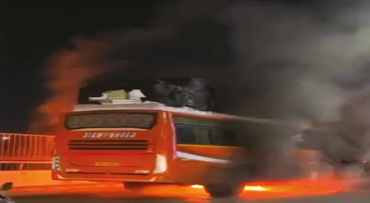 বিদ্যাসাগর সেতুতে বাসে আগুন, জানলা দিয়ে ঝাঁপ দিলেন যাত্রীরা