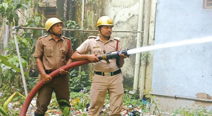 সাতসকালেই জেলাশাসকের অফিসে আগুন, শোরগোল