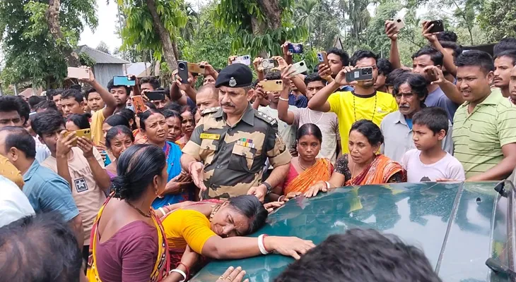 বাংলাদেশি দুষ্কৃতীদের হাতে অপহৃত স্থানীয় যুবক, শীতলকুচিতে বিএসএফের গাড়ি আটকে বিক্ষোভ স্থানীয়দের