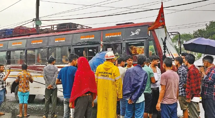 ‘এবার বিয়ের খাবার খেতে পারব’ চালকের বুদ্ধিমত্তায় প্রাণে বেঁচে স্বস্তি যাত্রীদের
