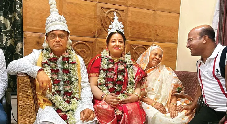 সঙ্ঘ-বিজেপির গুরুদায়িত্ব সামলে এবার ‘স্বামী’র ভূমিকায় দিলীপ ঘোষ, শুভেচ্ছা জানালেন মুখ্যমন্ত্রী