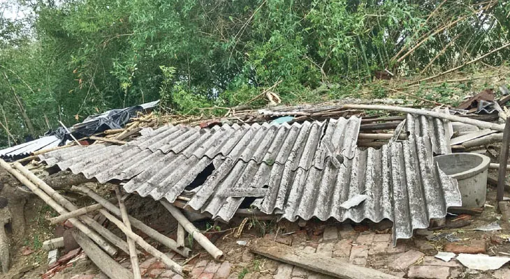 ঝড়বৃষ্টিতে ব্যাপক ক্ষয়ক্ষতি হুগলিতে, উড়ল বাড়ির চাল