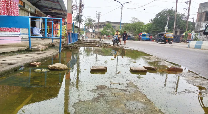 পুরাতন মালদহের হিন্দুস্থান মোড়ে জল জমার সমস্যা এখনও মেটেনি
