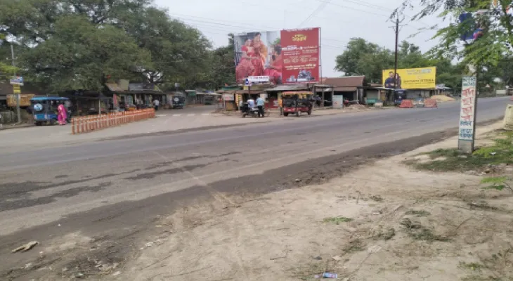 গ্রামের সরু রাস্তায় দিনরাত ট্রাক্টর, ডাম্পারের দৌরাত্ম্য, বাড়ছে ক্ষোভ