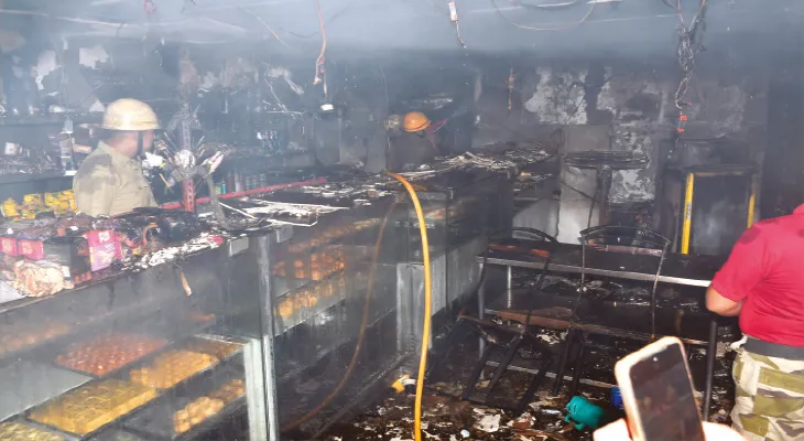 পার্ক স্ট্রিটে বহুতলে আগুন পুড়ে ছাই প্রসিদ্ধ মিষ্টির দোকান, আতঙ্ক-যানজট