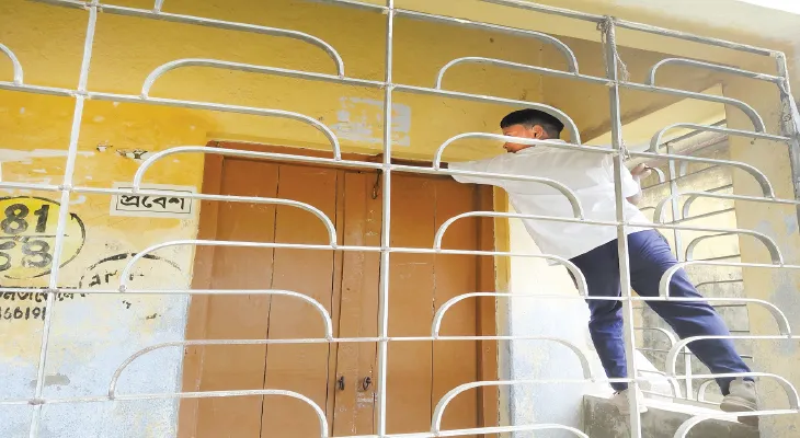 গ্রুপ ডি কর্মী নেই স্কুলে, তালা খোলে ষষ্ঠ শ্রেণির ছাত্র, রোজই ক্লাস শুরু হতে দেরি