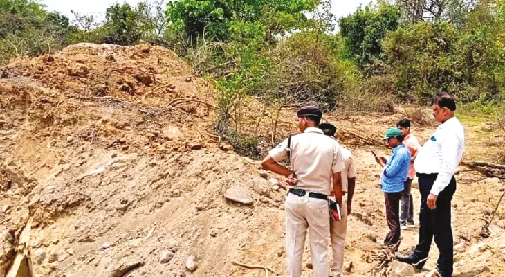 অজয় নদে বিস্ফোরণের মাধ্যমে তোলা হচ্ছে পাথর, আতঙ্কিত চিত্তরঞ্জনবাসী