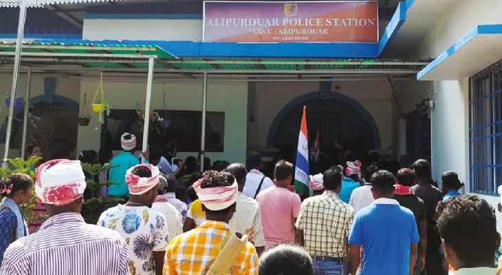 আদিবাসী দম্পতিকে বেদম মার, আলিপুরদুয়ার থানায় বিক্ষোভ