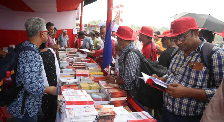 ‘ওদের টুপি পরবেন না, আমাদের বই-ই পড়ুন’, বই বিক্রি ঘিরে দড়ি-টানাটানি ছাত্র-যুবদের