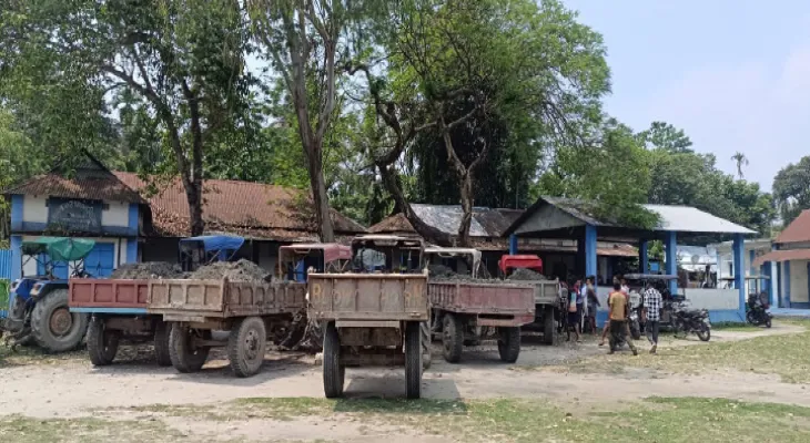 ফালাকাটা পুরসভার বিরুদ্ধে পুকুর খনন এবং সংস্কারের নামে মাটি তুলে পাচারের অভিযোগ