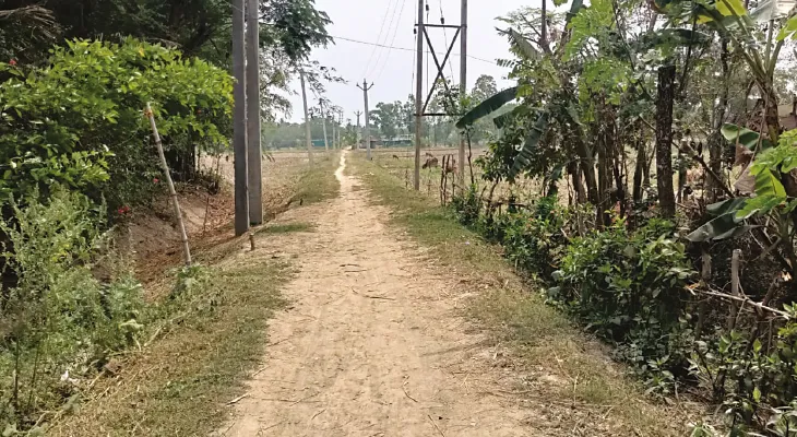 বর্ষার আগে ঢালাই রাস্তার  দাবি তুললেন গ্রামবাসীরা